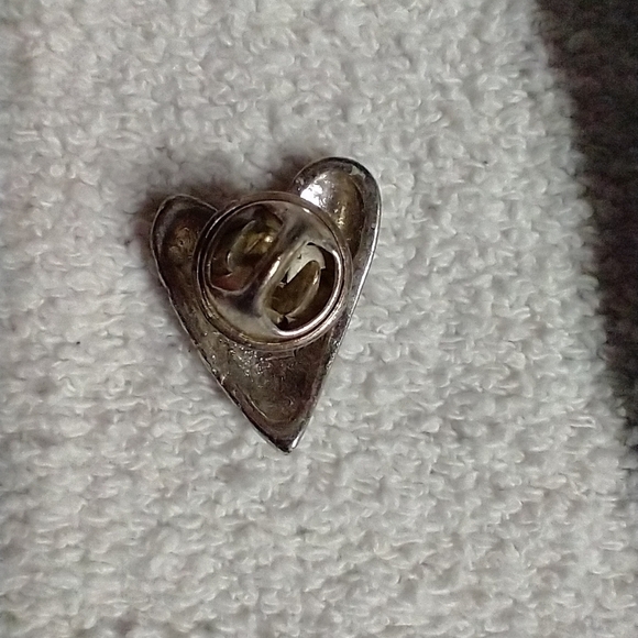 Silvertone metal heart pin approx. 1 inch - Picture 3 of 3